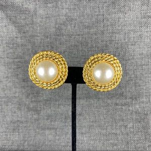 Vintage Gold Circle w/ Pearl Center Clip Ons